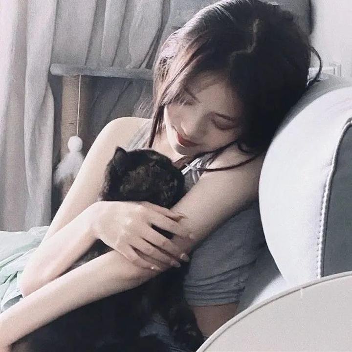 触碰的双手